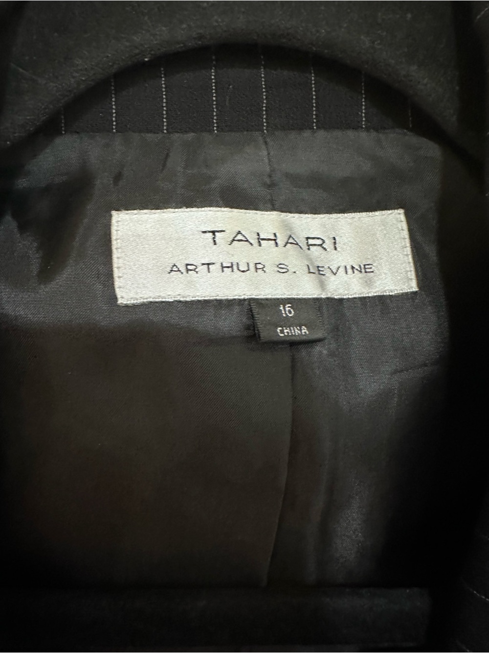 Tahari women’s Black Pinstripe Pantsuit 3 piece Size 16 - Picture 14 of 16
